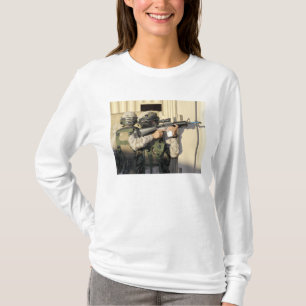 Ett infanteri spanar syften hans vapen tee