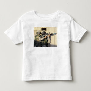Ett infanteri spanar syften hans vapen tee