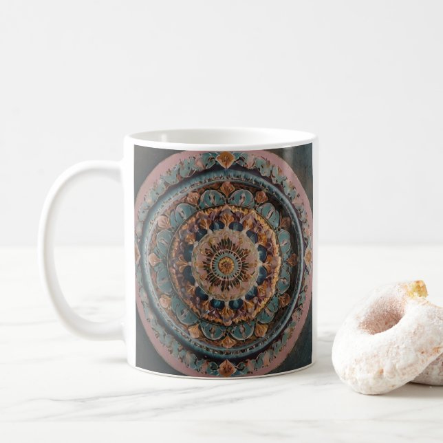 Ett kaffe mugg med en estetisk mandala-design (Med munk)