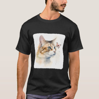 Ett katt med en fjäril på sin nässlemhinna. t shirt