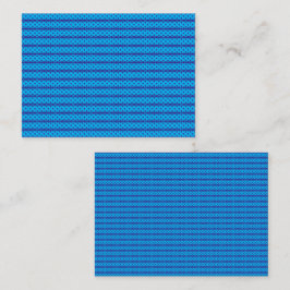 Ett klart blå himmel sträcker sig över en lugn, dj placeringskort