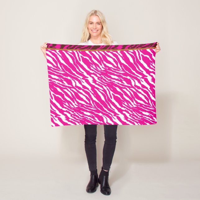 Ett komplicerat blommönster i rosa och vita, konst fleecefilt (På plats)