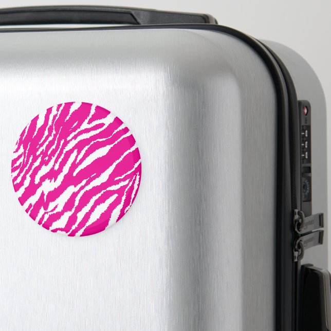 Ett komplicerat blommönster i rosa och vita, konst magnet (In Situ (Luggage))