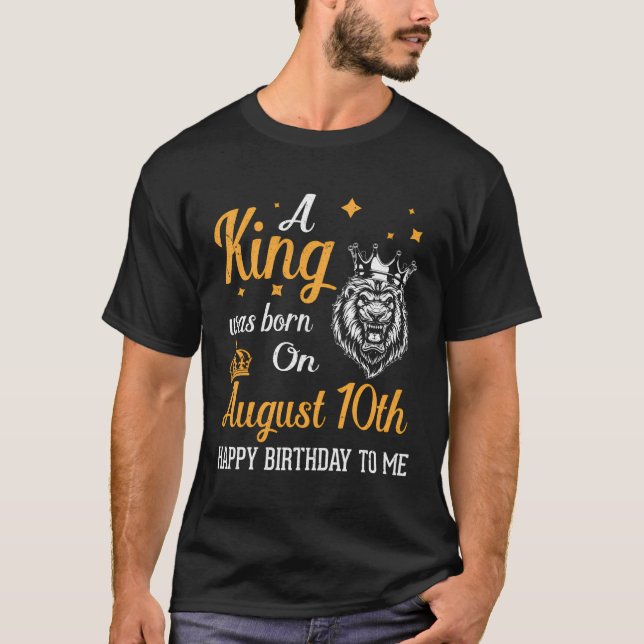 Ett Kung föddes den 10 augusti Grattis på födelsed T Shirt (Framsida)