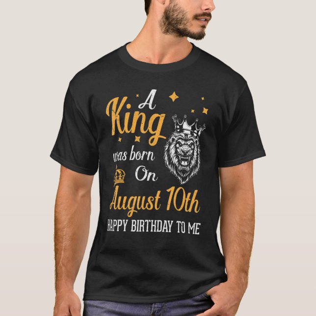 Ett Kung föddes den 10 augusti Grattis på födelsed T Shirt (Framsida)