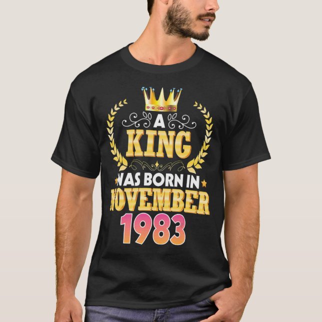 Ett Kung föddes i november 1983 Grattis på födelse T Shirt (Framsida)
