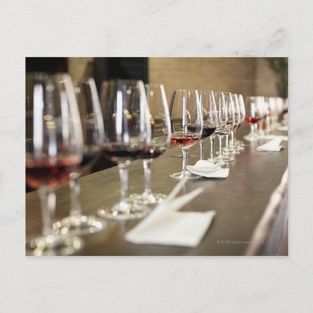 Ett långt ror av vinexponeringsglas ställer in så vykort (Framsida)