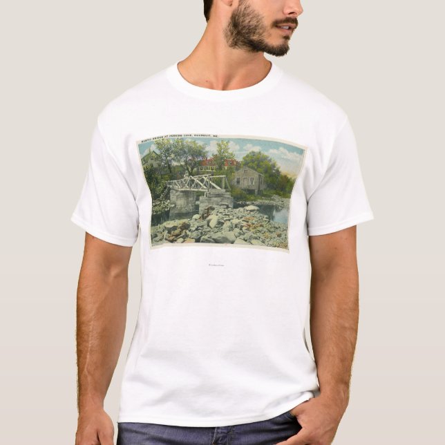 Ett lantligt överbryggar på den Perkins Tee Shirt (Framsida)