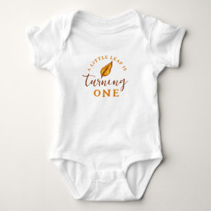 Ett litet höstlöv bebis fyller ett år t shirt