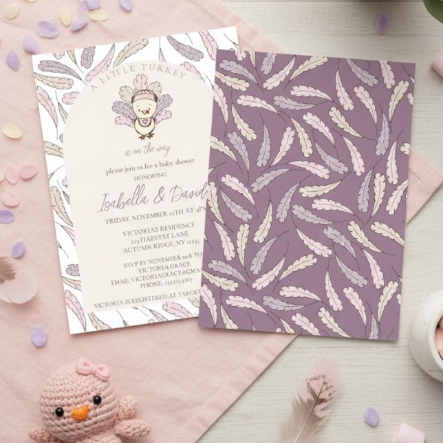Ett litet Turkiet är på väg mot höstens babystövel Inbjudningar (Little Turkey Thanksgiving Girl Baby Shower. Pink Little Turkey & Purple Gingham Feathers Pattern)