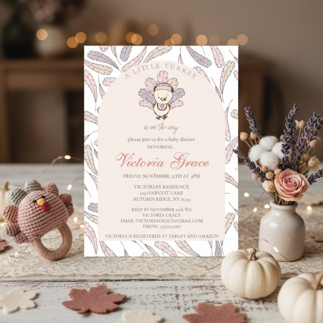 Ett litet Turkiet är på väg mot höstens babystövel Inbjudningar (Cute Fall Baby Shower Little Turkey Invitation for Thanksgiving Baby Girl Shower. Turkey & Feathers)