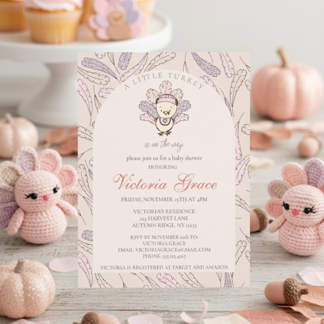 Ett litet Turkiet är på väg mot höstens babystövel Inbjudningar (Cute A Little Turkey is on the Way Fall Baby Shower for Thanksgiving Baby Girl Shower in Blush Pink.)