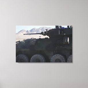Ett ljust armored fordon avfyrar canvastryck