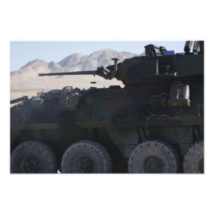 Ett ljust armored fordon avfyrar fototryck