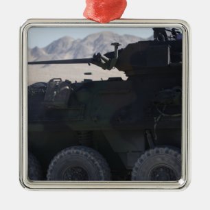 Ett ljust armored fordon avfyrar julgransprydnad metall