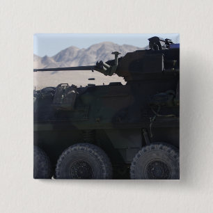 Ett ljust armored fordon avfyrar knapp