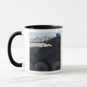 Ett ljust armored fordon avfyrar mugg