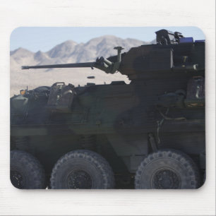 Ett ljust armored fordon avfyrar musmatta