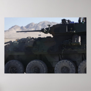 Ett ljust armored fordon avfyrar poster