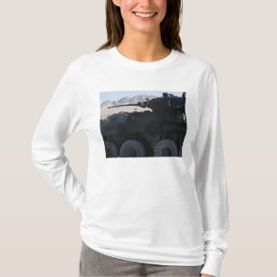 Ett ljust armored fordon avfyrar tee