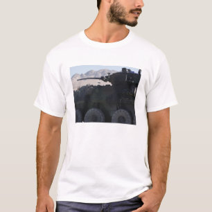 Ett ljust armored fordon avfyrar tee