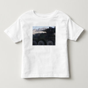 Ett ljust armored fordon avfyrar tee shirt