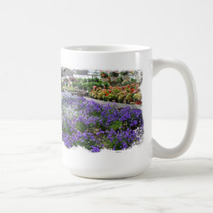 Ett lokalt växthus visar deras vingar kaffemugg