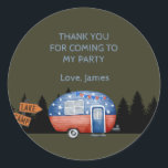 Ett Lycklig Camper Birthday Kids Runt Klistermärke<br><div class="desc">Få redo för ett äventyrligt och spännande födelsedagsfirande med vår "One Lycklig Camper" Kids Night Himlar födelsedagsdesign! Transportera din lilla till en magisk natt under stjärnorna med en fängslande nattstjärna himlar med två stjärnor som bakgrund. Konstruktionen kommer levande med en charmerande kamper, en mysigt tält, och en sprickande brasa som...</div>