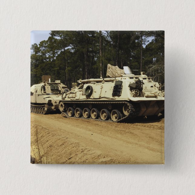 Ett M-88 Recovery fordon börjar dra M992 Knapp (Framsida)