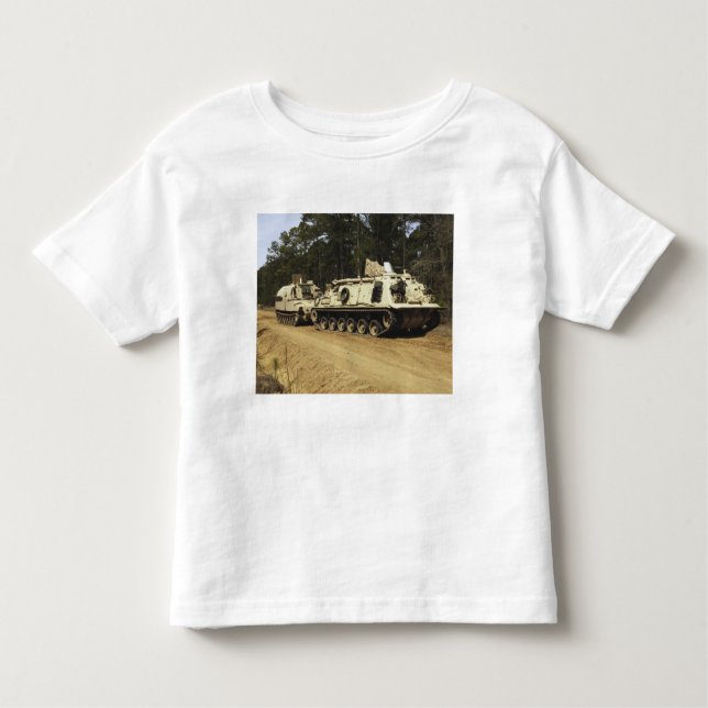 Ett M-88 Recovery fordon börjar dra M992 Tröja (Framsida)