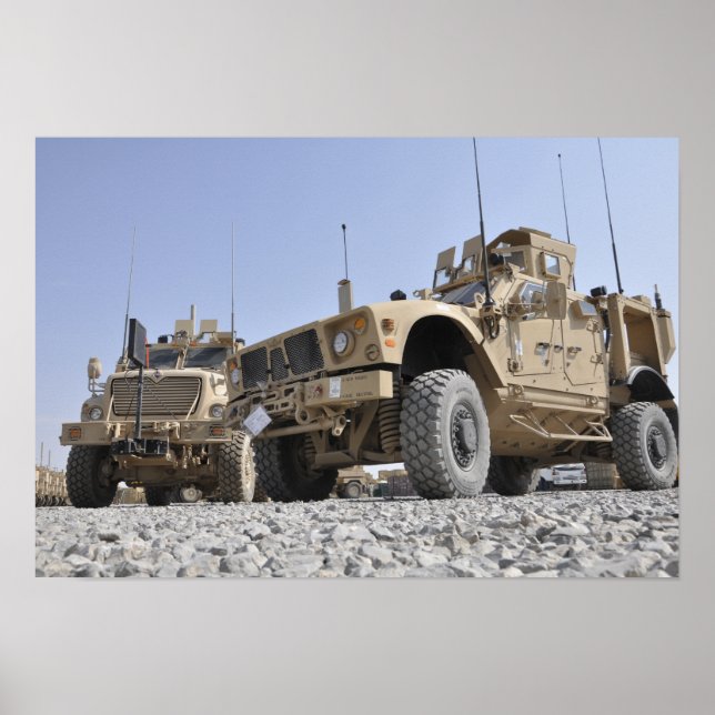 Ett M-ATV-minmotstående Ambush-skyddat fordon Poster (Framsidan)