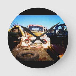 Ett man skräp en annan man skatt rund klocka