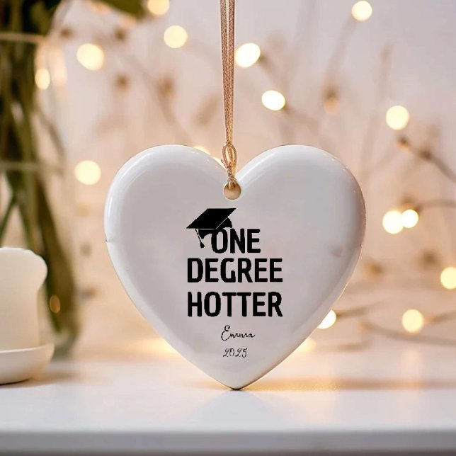 Ett meddelande om Hotter Funny Studenten Julgransprydnad Keramik (One Degree Hotter Funny Graduation Announcement Ceramic Ornament)