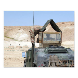 Ett mer soldiier instruerar en irakisk armésoldat fototryck