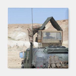 Ett mer soldiier instruerar en irakisk armésoldat magnet