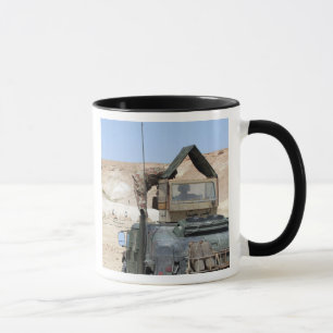 Ett mer soldiier instruerar en irakisk armésoldat mugg