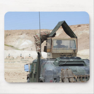Ett mer soldiier instruerar en irakisk armésoldat musmatta