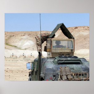 Ett mer soldiier instruerar en irakisk armésoldat poster
