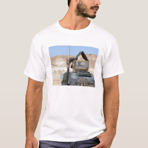 Ett mer soldiier instruerar en irakisk armésoldat tee