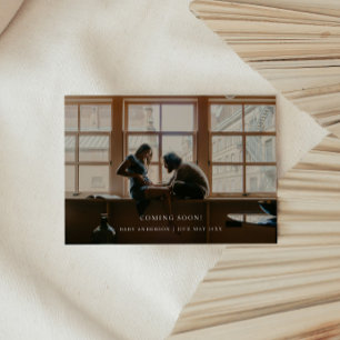 Ett minimalistiskt foto "kommer snart!" Baby Gravi Meddelande
