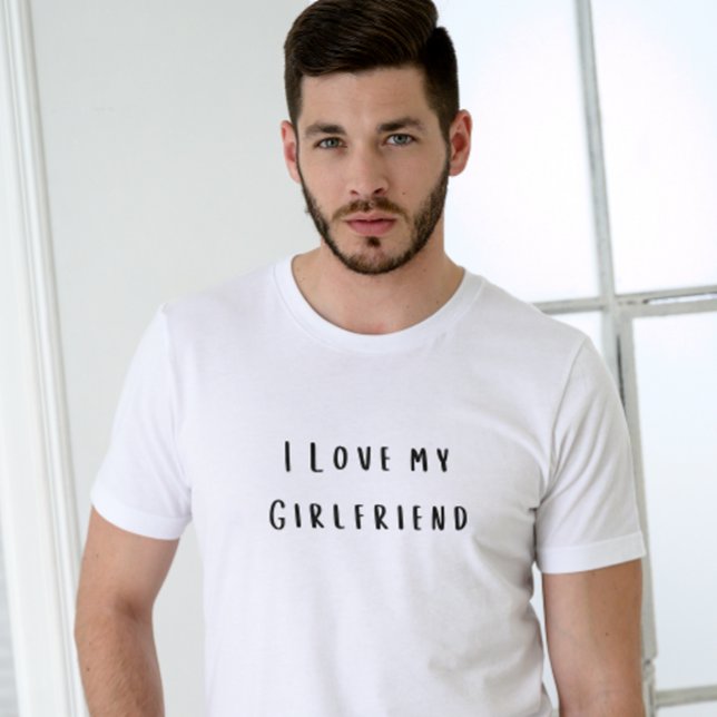 Ett minimalistiskt skript i kärlek min flickvän t shirt (Skapare uppladdad)