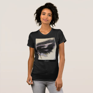 "Ett minne i Mörken" som målar på en T Shirt