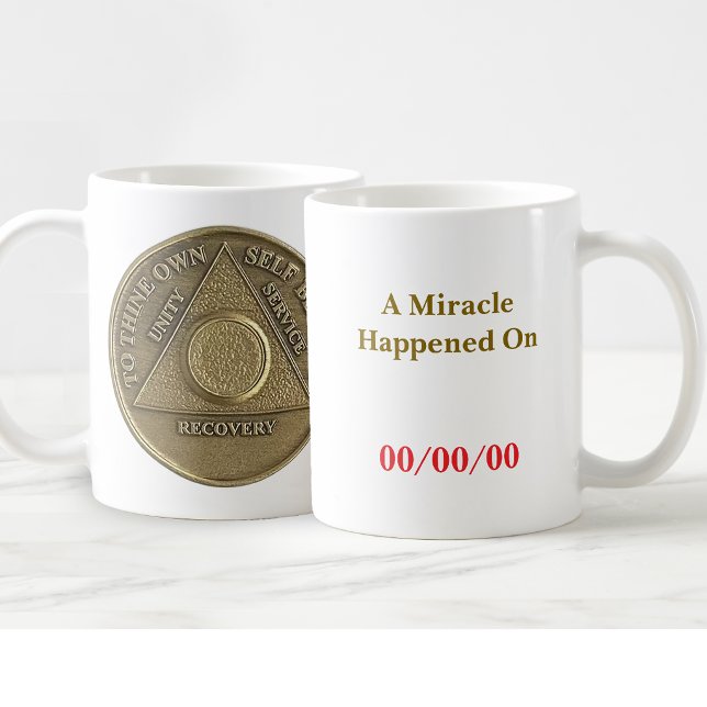Ett mirakel hände på CUSTOM DATE Sober Coin Kaffemugg (A miracle happened on custom date sober anniversary mug with blank sobriety medallion.)