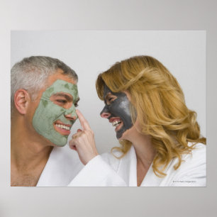 Ett moget par med ansiktsmasker poster