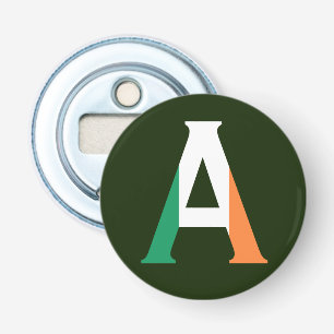 Ett Monogram överlagt på iriska Flagga Flasköppnare