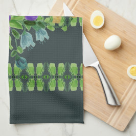 Ett mörkt tårtskorn med kalk kökshandduk