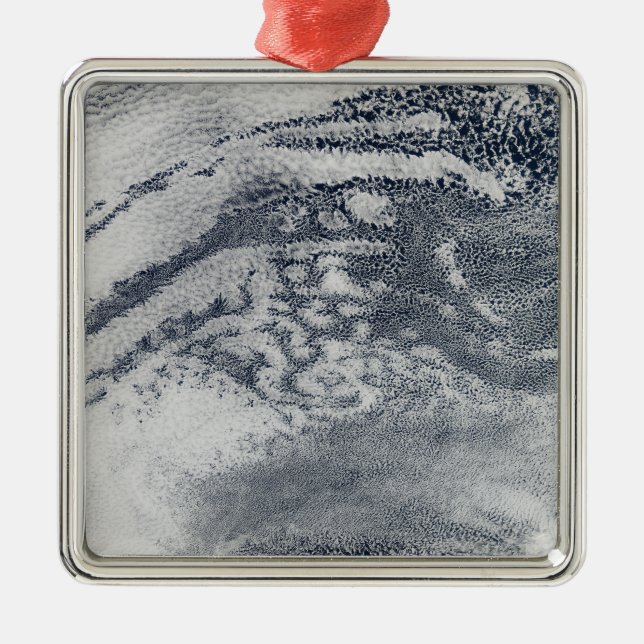 Ett nätverk av moln över Stilla havet Julgransprydnad Metall (Framsidan)