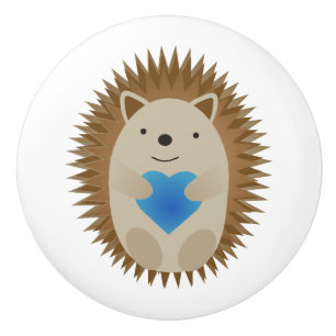 Ett obehagligt Hedgehog som kramar ett blått hjä Knopp