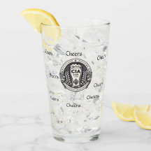 Ett ölglas med en speciell dejt och en presentvän