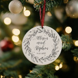 Ett par andetag Namn | Bröllop-datumfoto Julgransprydnad Keramik<br><div class="desc">En enkel och elegant utandningsdesign för löv och vinbär med ett par namn och bröllop på framsidan med foto på baksidan.</div>
